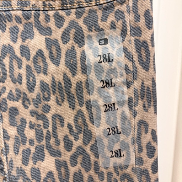 NWT Hidden “Happi” leopard wide leg jeans from Buckle - Picture 4 of 10